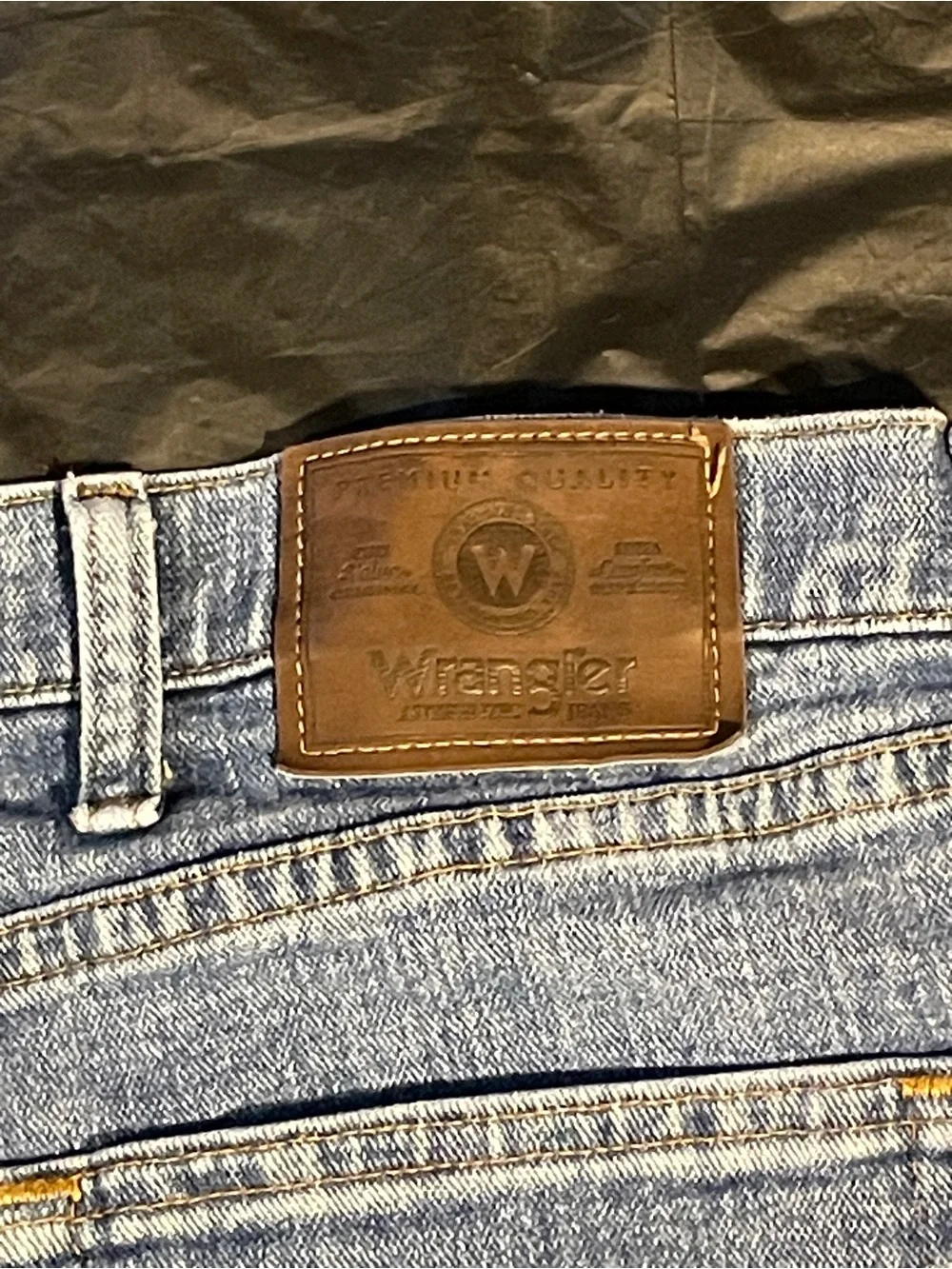 Wrangler Mens Relaxed Fit Light Wash Denim Jeans 40x29